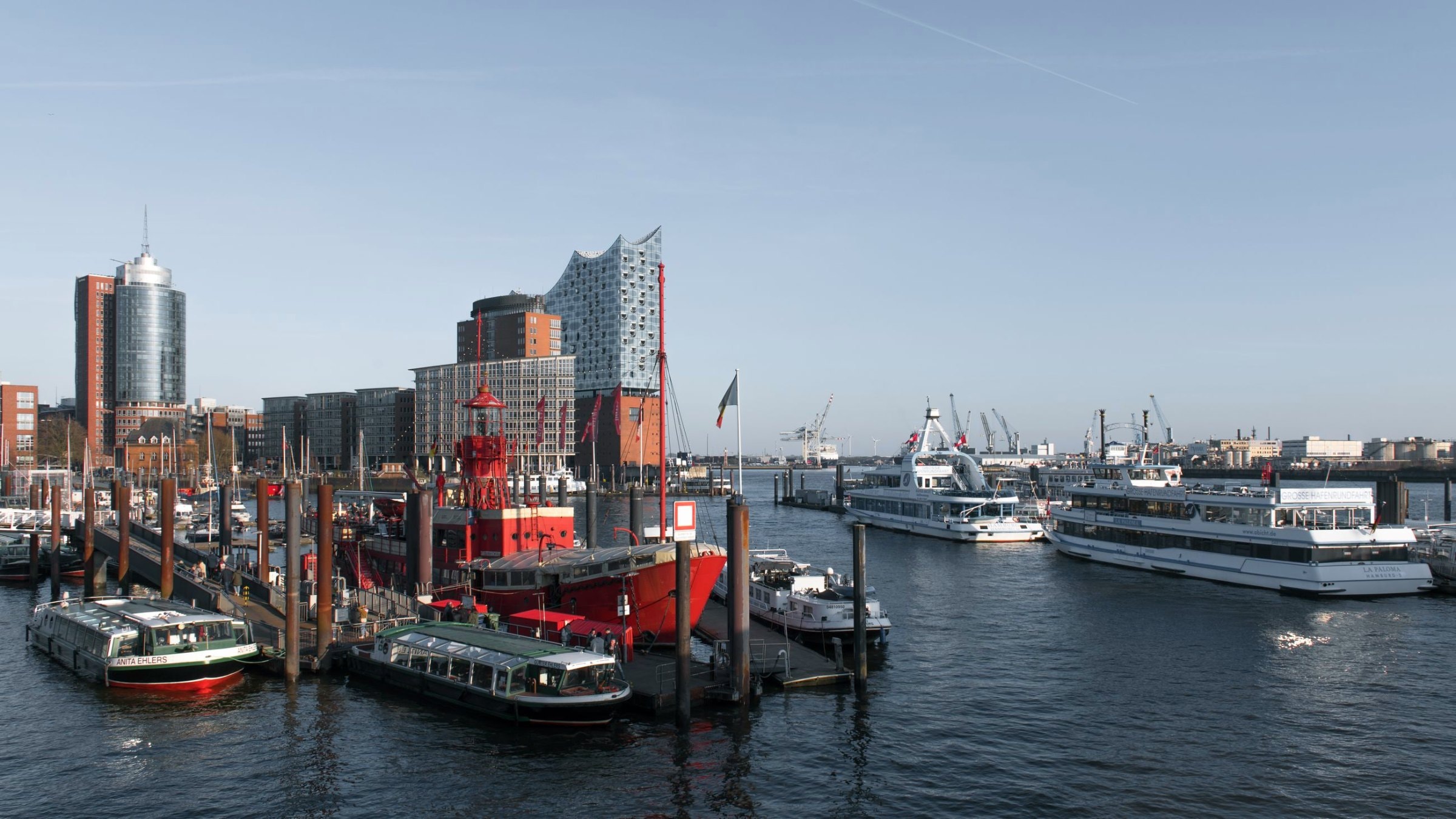 Hamburger Hafen mit Elbphilharmonie