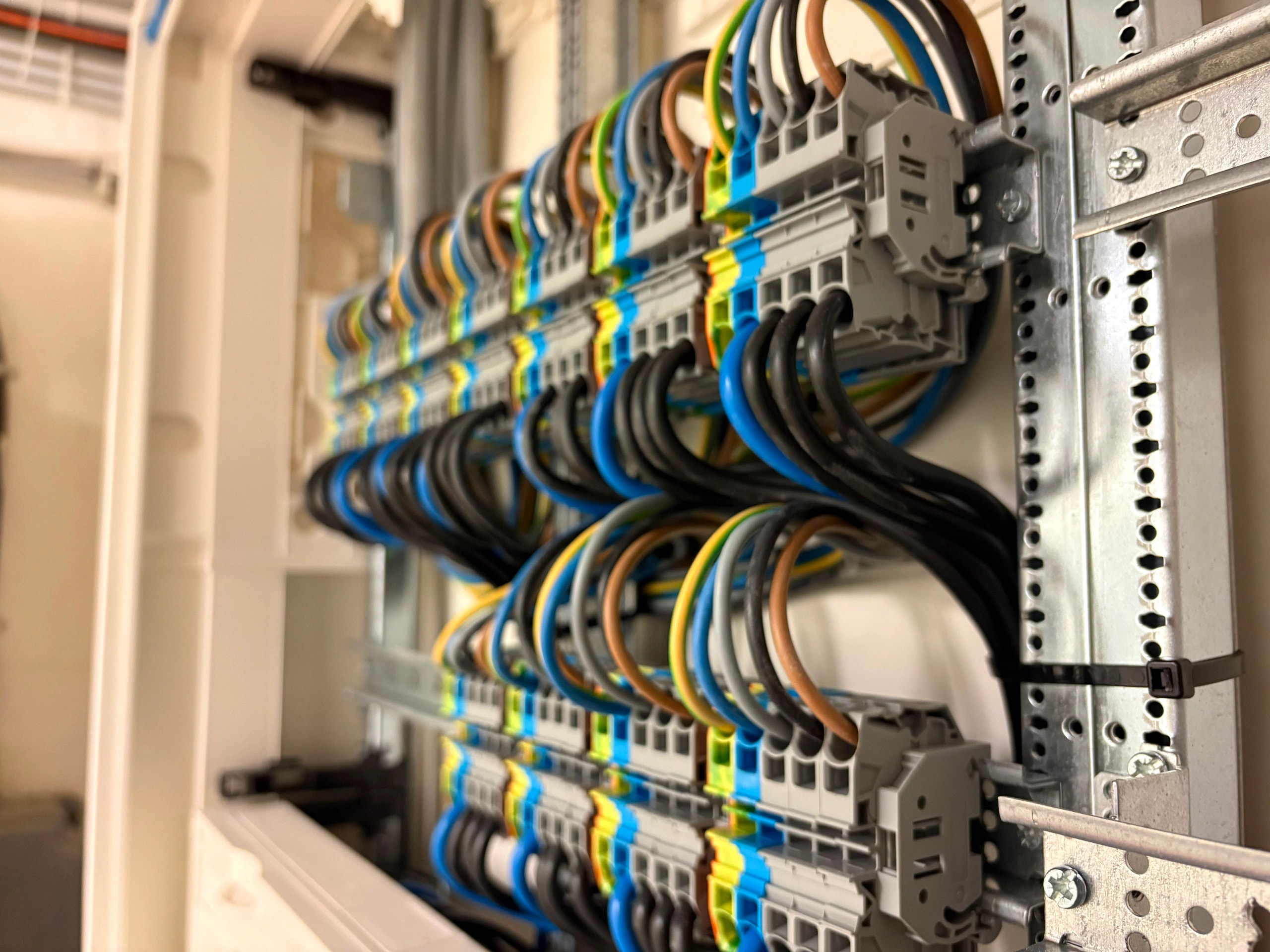 Sauber verdrahteter Schaltschrank mit Reihenklemmen für professionelle Elektroinstallation und Photovoltaikanlagen